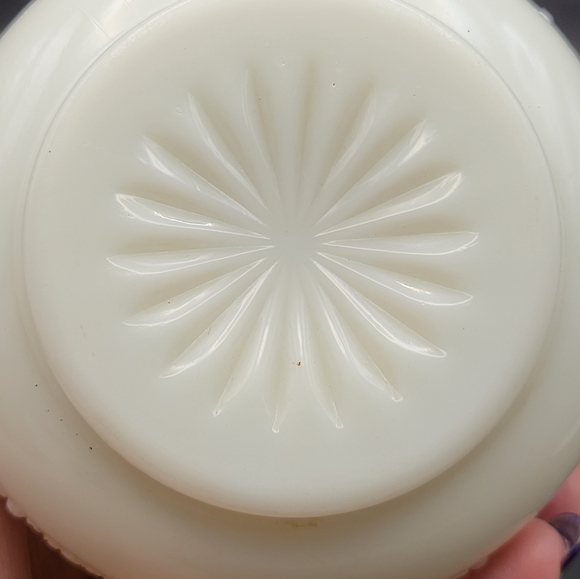 Heisey Beaded Drape Milk Glass Early American Decorative Glass. Set of 2. - Picture 13 of 16